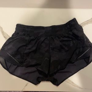 Lululemon Hotty Hot Short Camo 2.5” Sz 8